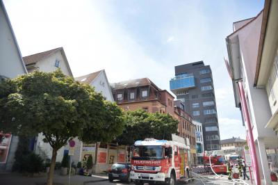 Dachbalkon brennt in Historischer Altstadt von Schorndorf - Feuerwehr im Grosseinsatz